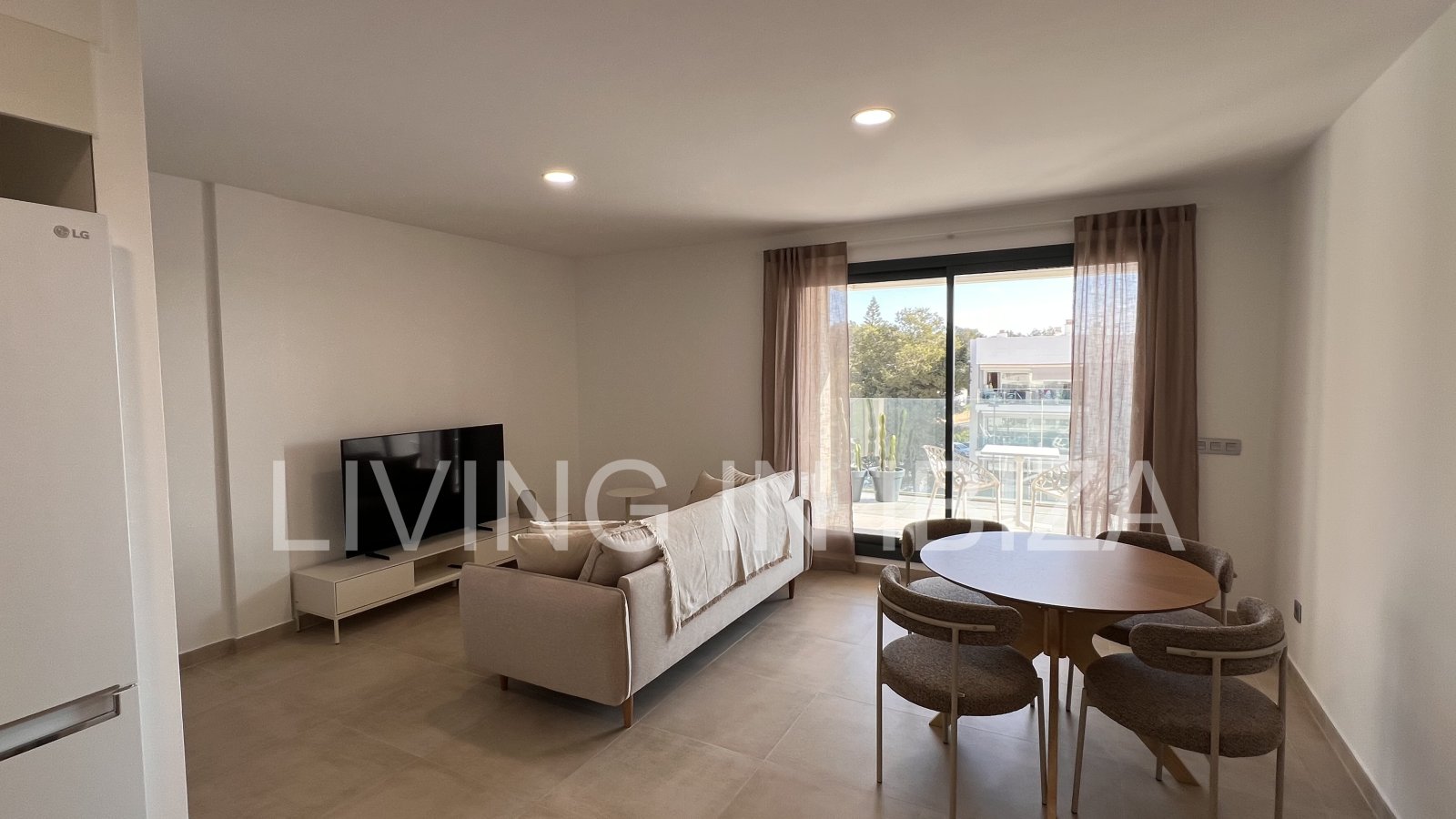 Penthouse Tagomago, es un atractivo y moderno ático nuevo a estrenar sin amueblar en urbanización de lujo en la ciudad de Santa Eulalia del Río