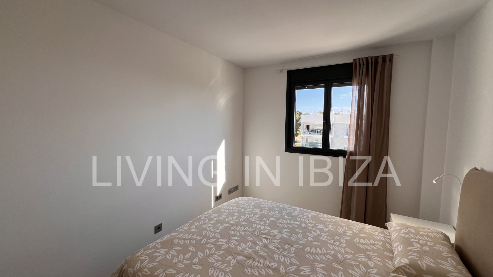 Penthouse Tagomago, es un atractivo y moderno ático nuevo a estrenar sin amueblar en urbanización de lujo en la ciudad de Santa Eulalia del Río