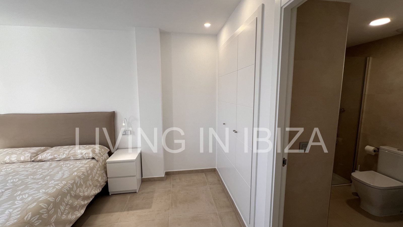 Penthouse Tagomago, es un atractivo y moderno ático nuevo a estrenar sin amueblar en urbanización de lujo en la ciudad de Santa Eulalia del Río