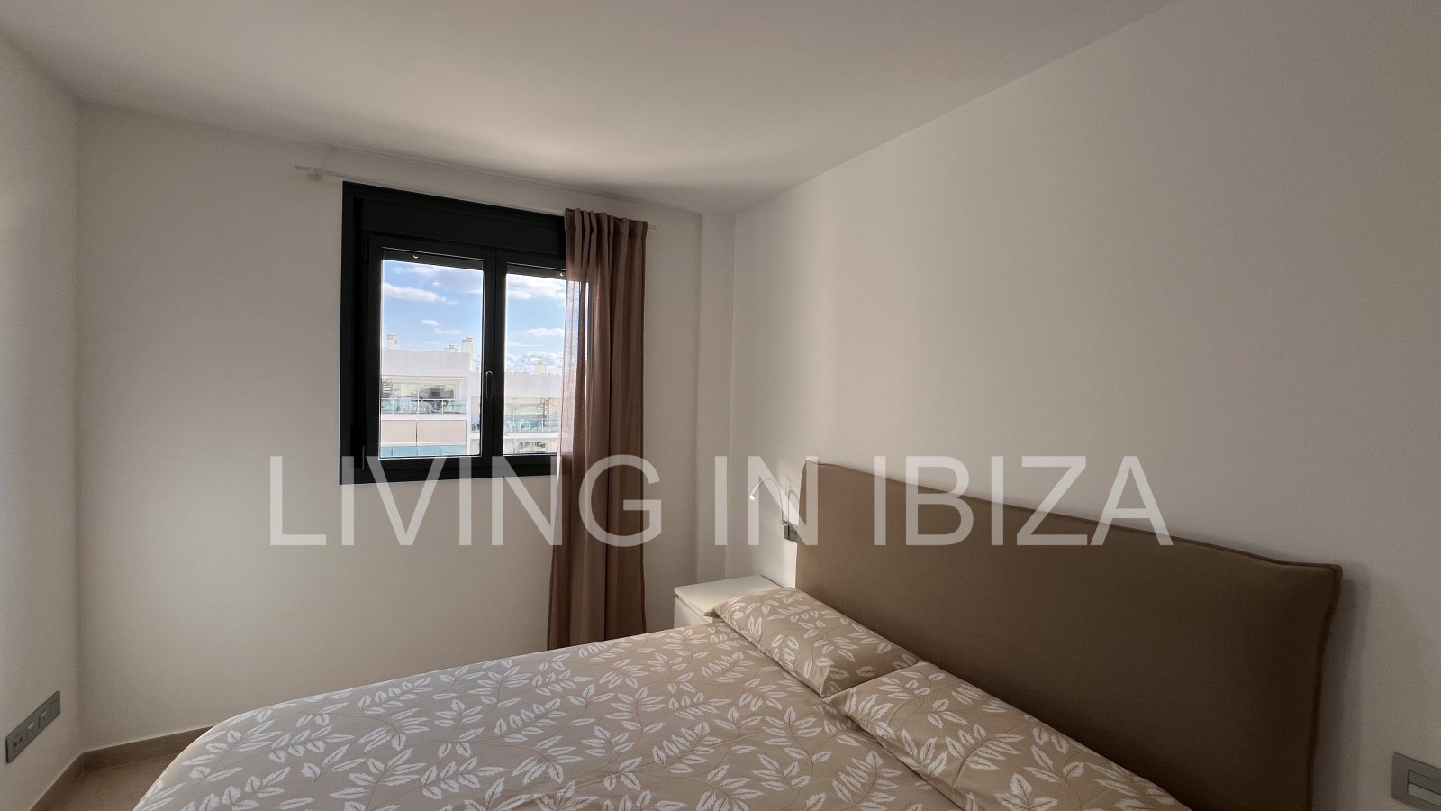 Penthouse Tagomago, es un atractivo y moderno ático nuevo a estrenar sin amueblar en urbanización de lujo en la ciudad de Santa Eulalia del Río