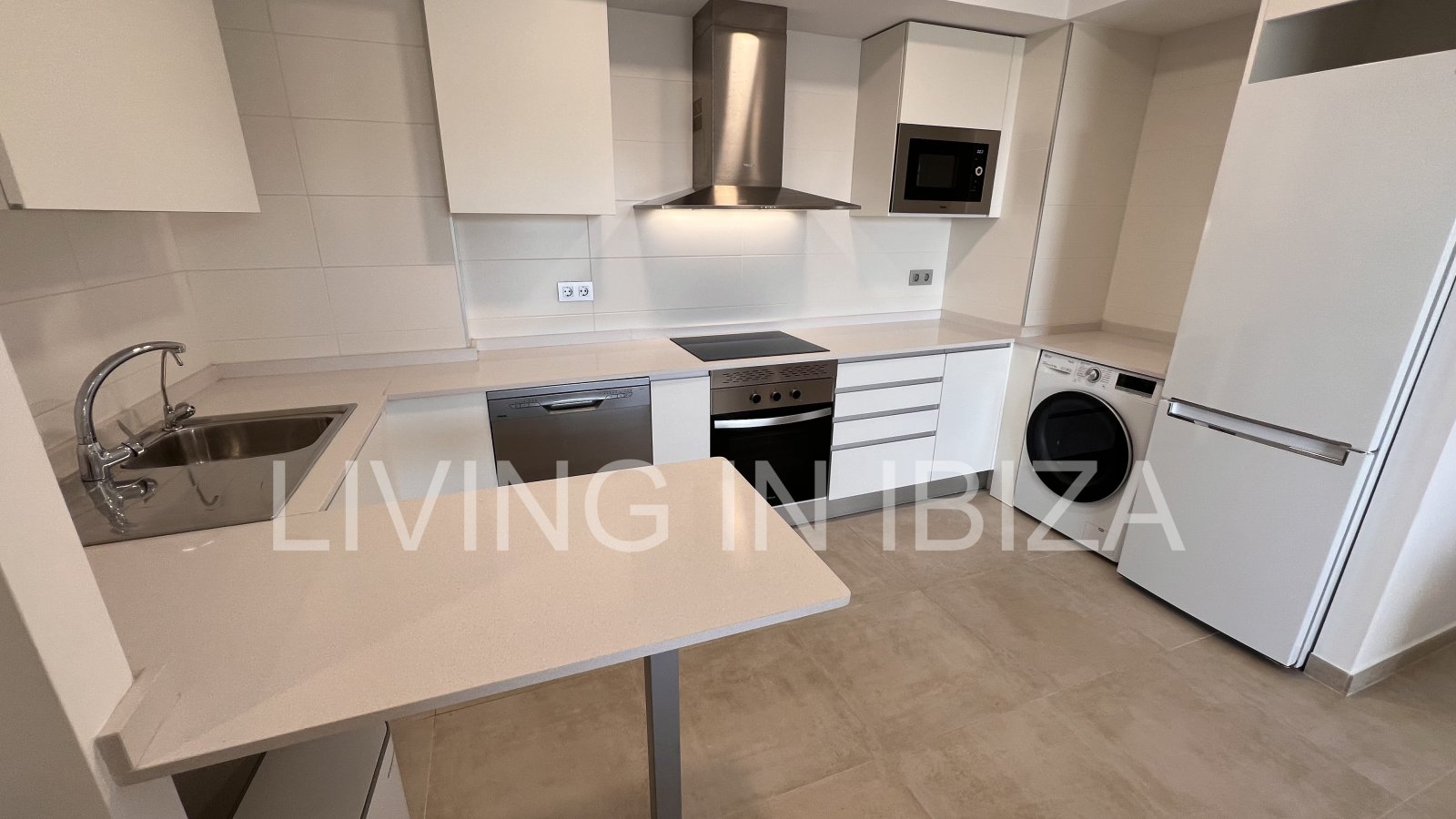 Penthouse Tagomago, es un atractivo y moderno ático nuevo a estrenar sin amueblar en urbanización de lujo en la ciudad de Santa Eulalia del Río