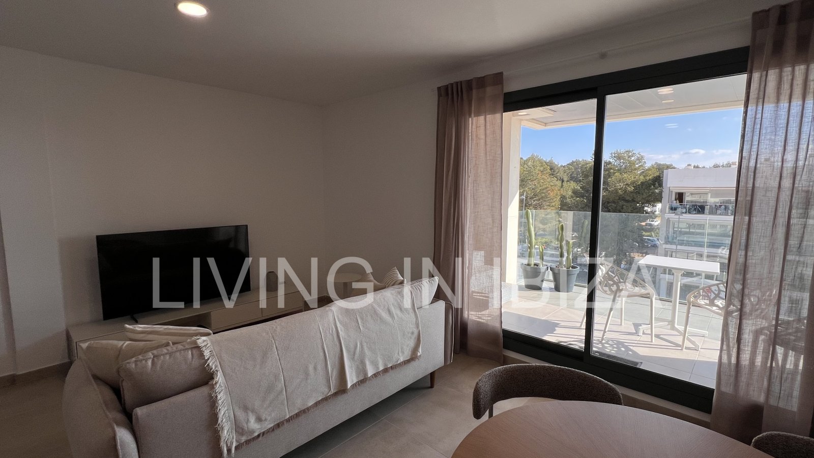 Penthouse Tagomago, es un atractivo y moderno ático nuevo a estrenar sin amueblar en urbanización de lujo en la ciudad de Santa Eulalia del Río