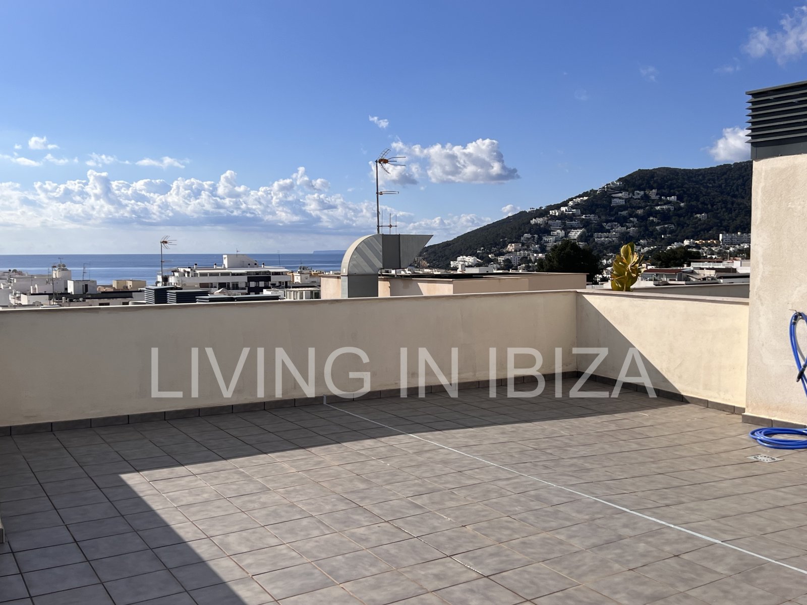 Penthouse Tagomago, es un atractivo y moderno ático nuevo a estrenar sin amueblar en urbanización de lujo en la ciudad de Santa Eulalia del Río