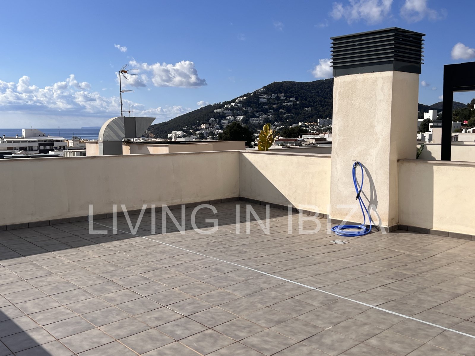 Penthouse Tagomago, es un atractivo y moderno ático nuevo a estrenar sin amueblar en urbanización de lujo en la ciudad de Santa Eulalia del Río