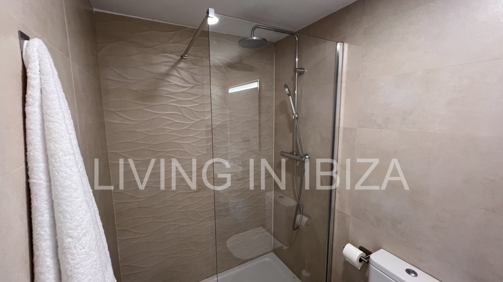 Penthouse Tagomago, es un atractivo y moderno ático nuevo a estrenar sin amueblar en urbanización de lujo en la ciudad de Santa Eulalia del Río