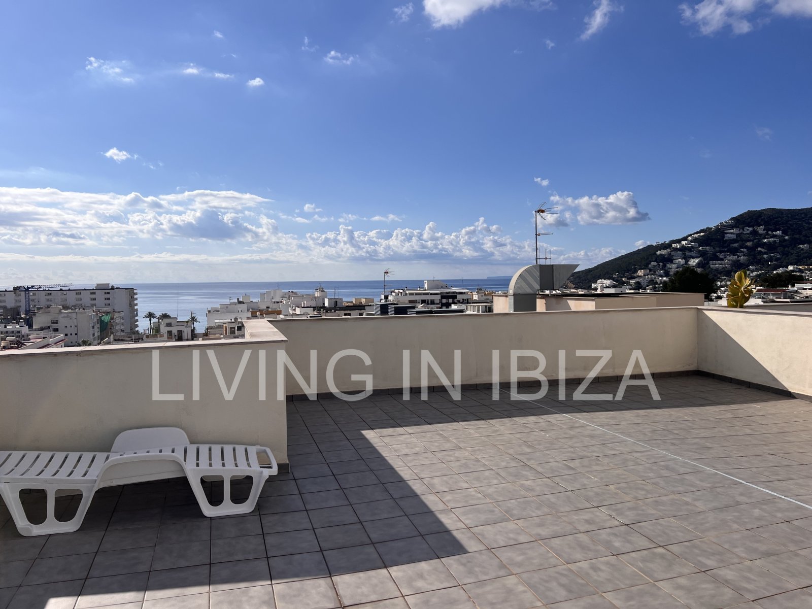 Penthouse Tagomago, es un atractivo y moderno ático nuevo a estrenar sin amueblar en urbanización de lujo en la ciudad de Santa Eulalia del Río