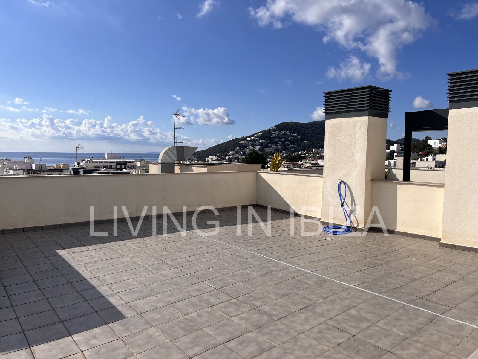 Penthouse Tagomago, es un atractivo y moderno ático nuevo a estrenar sin amueblar en urbanización de lujo en la ciudad de Santa Eulalia del Río