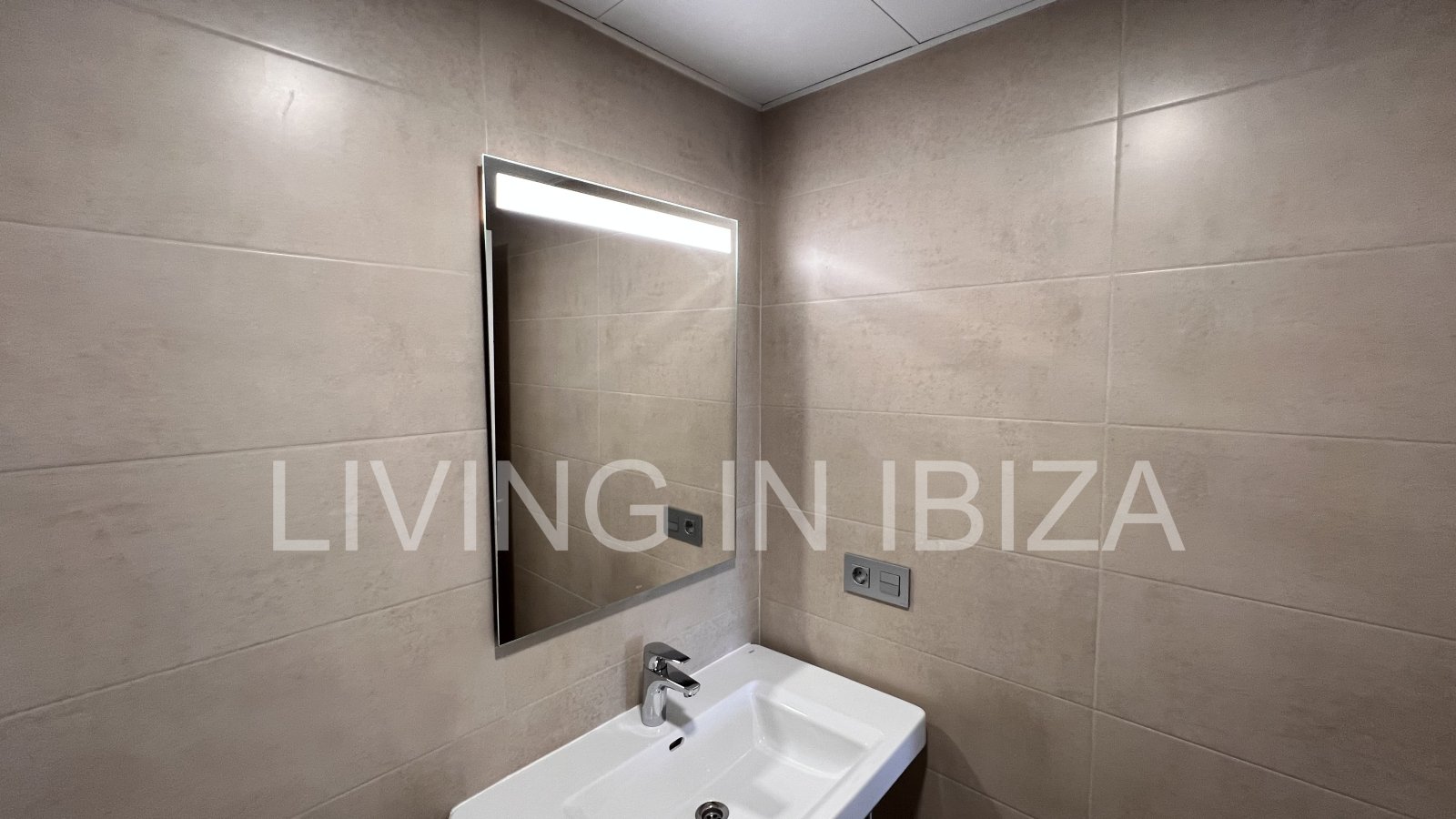 Penthouse Tagomago, es un atractivo y moderno ático nuevo a estrenar sin amueblar en urbanización de lujo en la ciudad de Santa Eulalia del Río