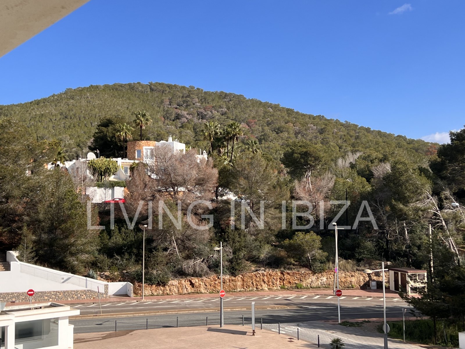 Penthouse Tagomago, es un atractivo y moderno ático nuevo a estrenar sin amueblar en urbanización de lujo en la ciudad de Santa Eulalia del Río