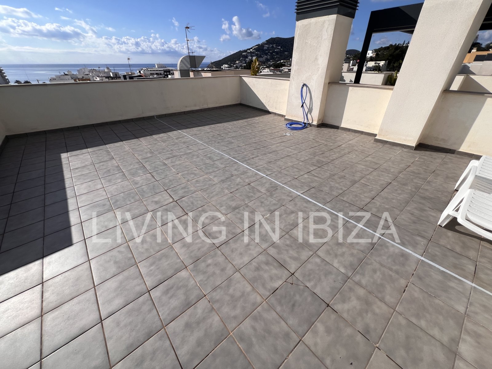 Penthouse Tagomago, es un atractivo y moderno ático nuevo a estrenar sin amueblar en urbanización de lujo en la ciudad de Santa Eulalia del Río