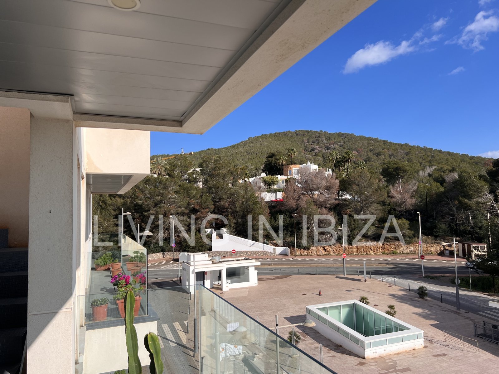 Penthouse Tagomago, es un atractivo y moderno ático nuevo a estrenar sin amueblar en urbanización de lujo en la ciudad de Santa Eulalia del Río