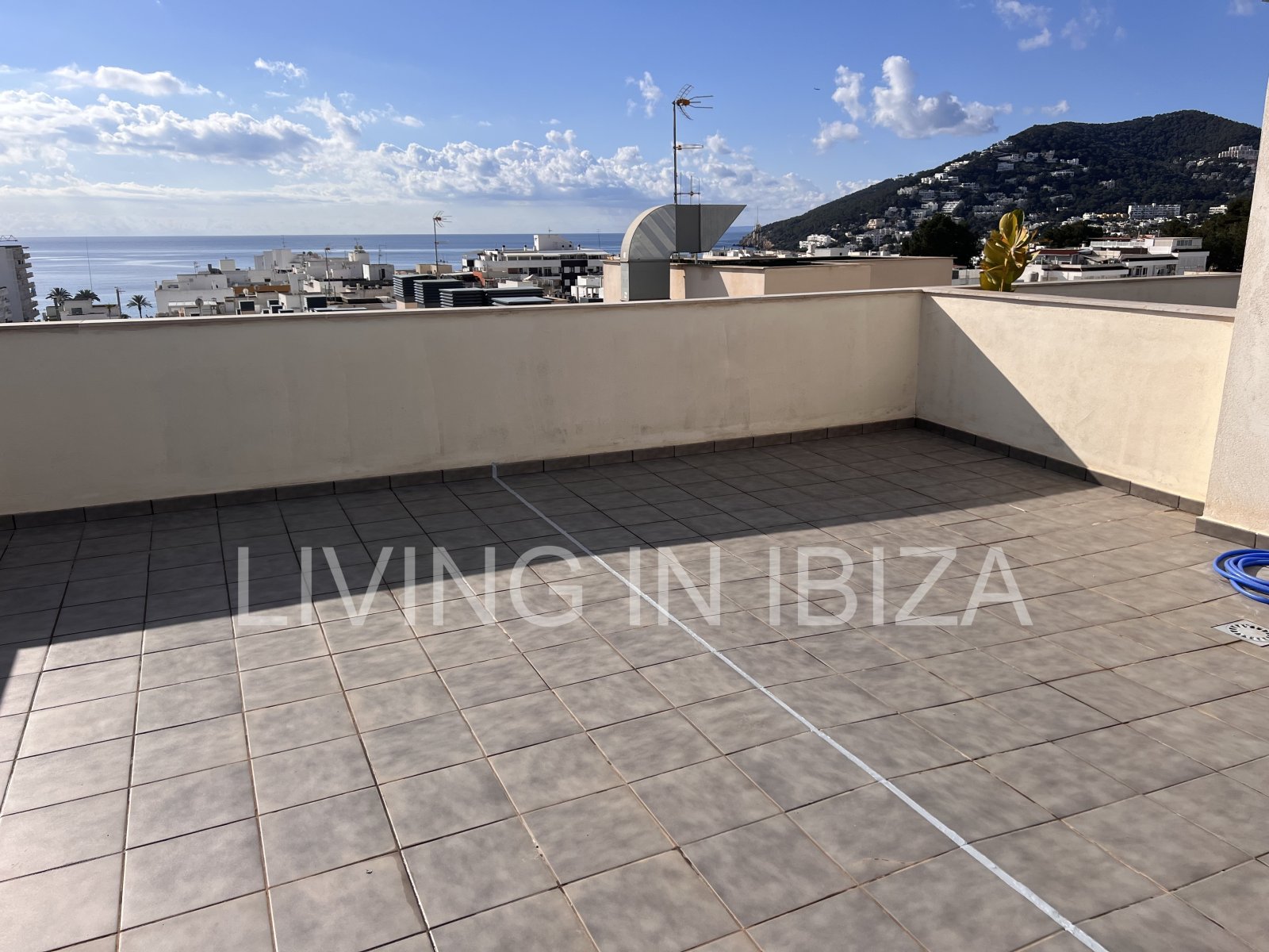 Penthouse Tagomago, es un atractivo y moderno ático nuevo a estrenar sin amueblar en urbanización de lujo en la ciudad de Santa Eulalia del Río