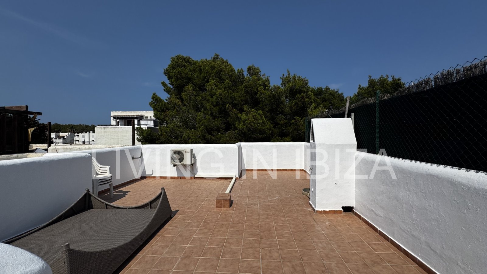 Ideal profesores ALQUILER TEMPORAL: de 5 a 10 meses: luminoso ático en Sargamassa, Santa Eulalia del Río -Ibiza-. Cerca de la playa de Cala Pada.