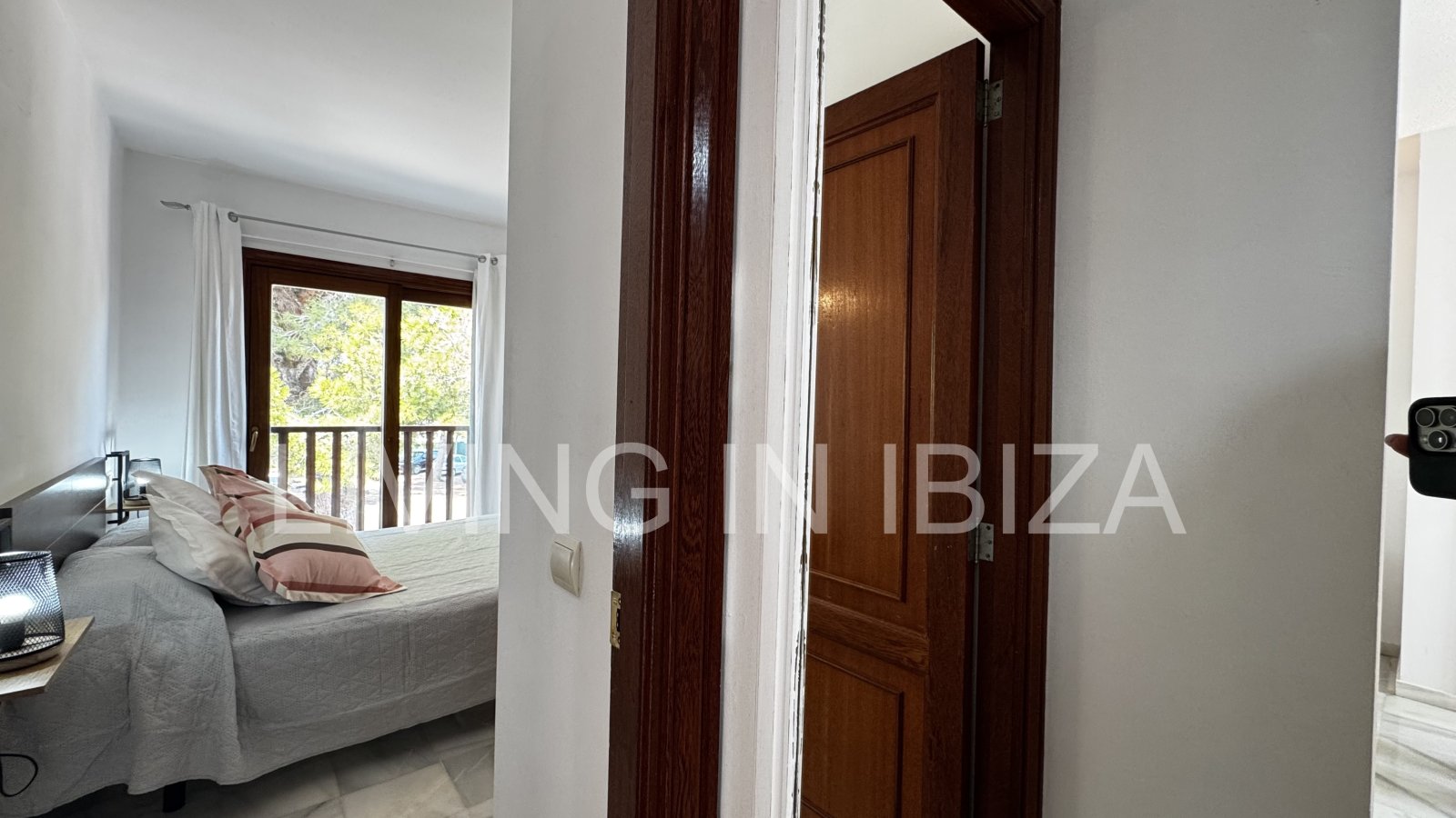 Ideal profesores ALQUILER TEMPORAL: de 5 a 10 meses: luminoso ático en Sargamassa, Santa Eulalia del Río -Ibiza-. Cerca de la playa de Cala Pada.