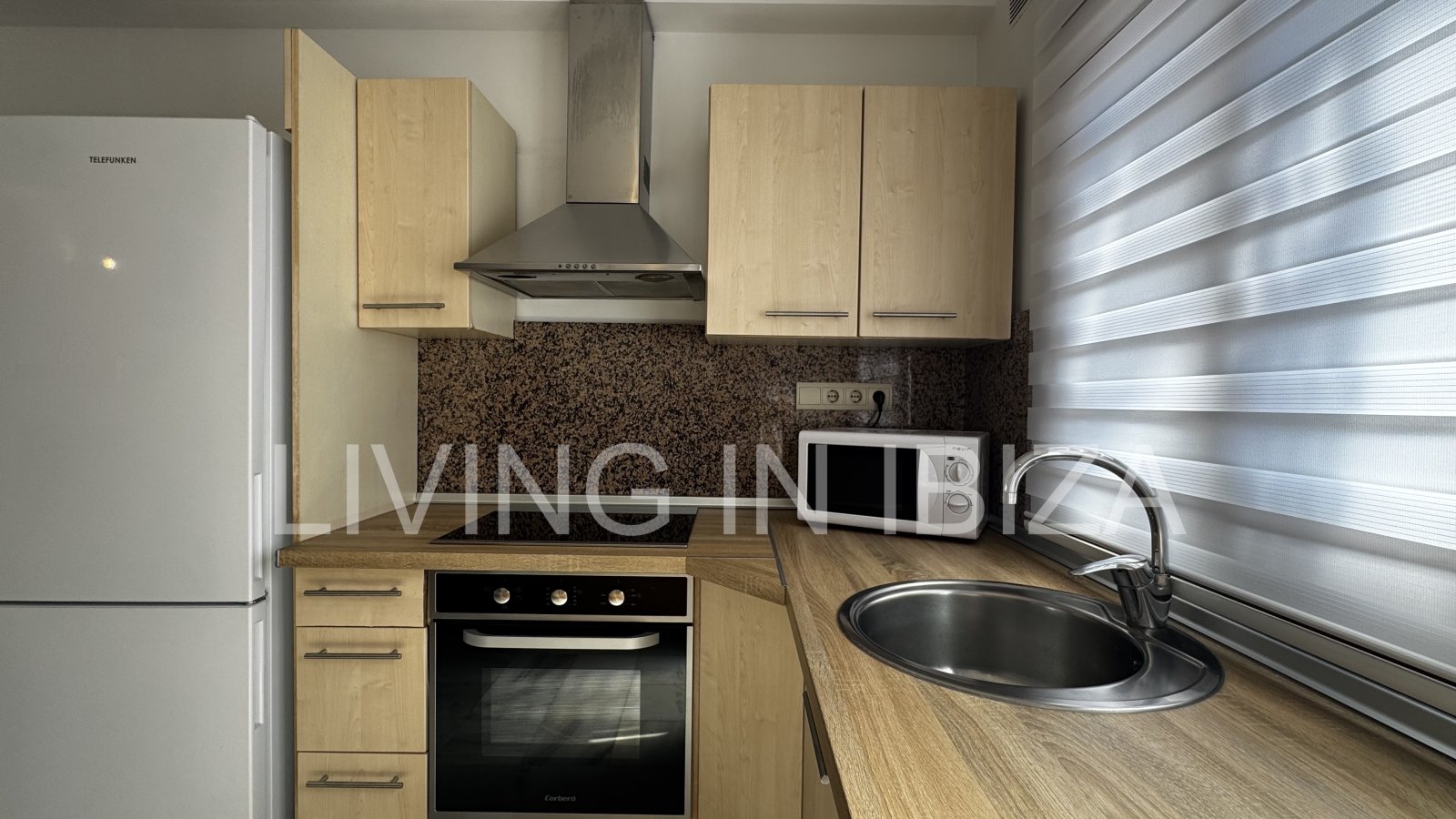 Ideal profesores ALQUILER TEMPORAL: de 5 a 10 meses: luminoso ático en Sargamassa, Santa Eulalia del Río -Ibiza-. Cerca de la playa de Cala Pada.