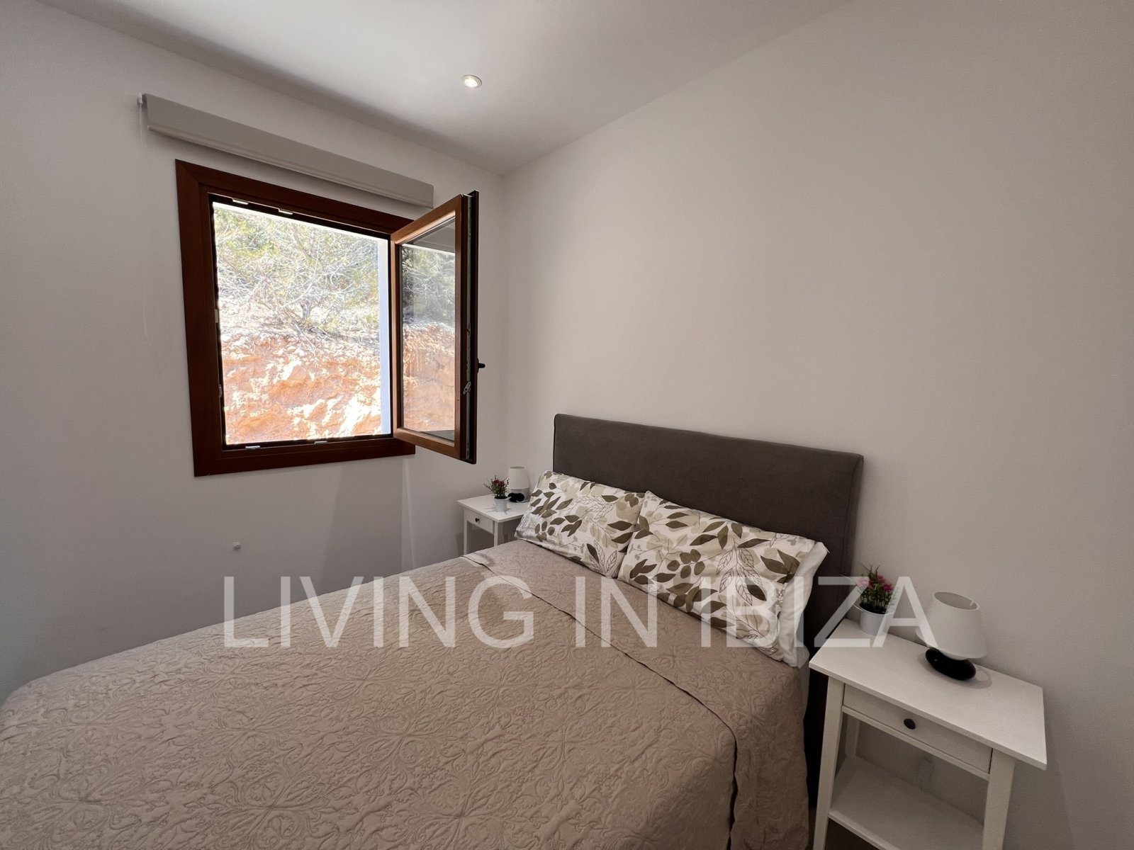 Se Alquila. Casa unifamiliar independiente en San Vicente, Ibiza. Aproximadamente 140 m2 sobre un terreno de unos 1.000 m2 Sin vecinos cercanos