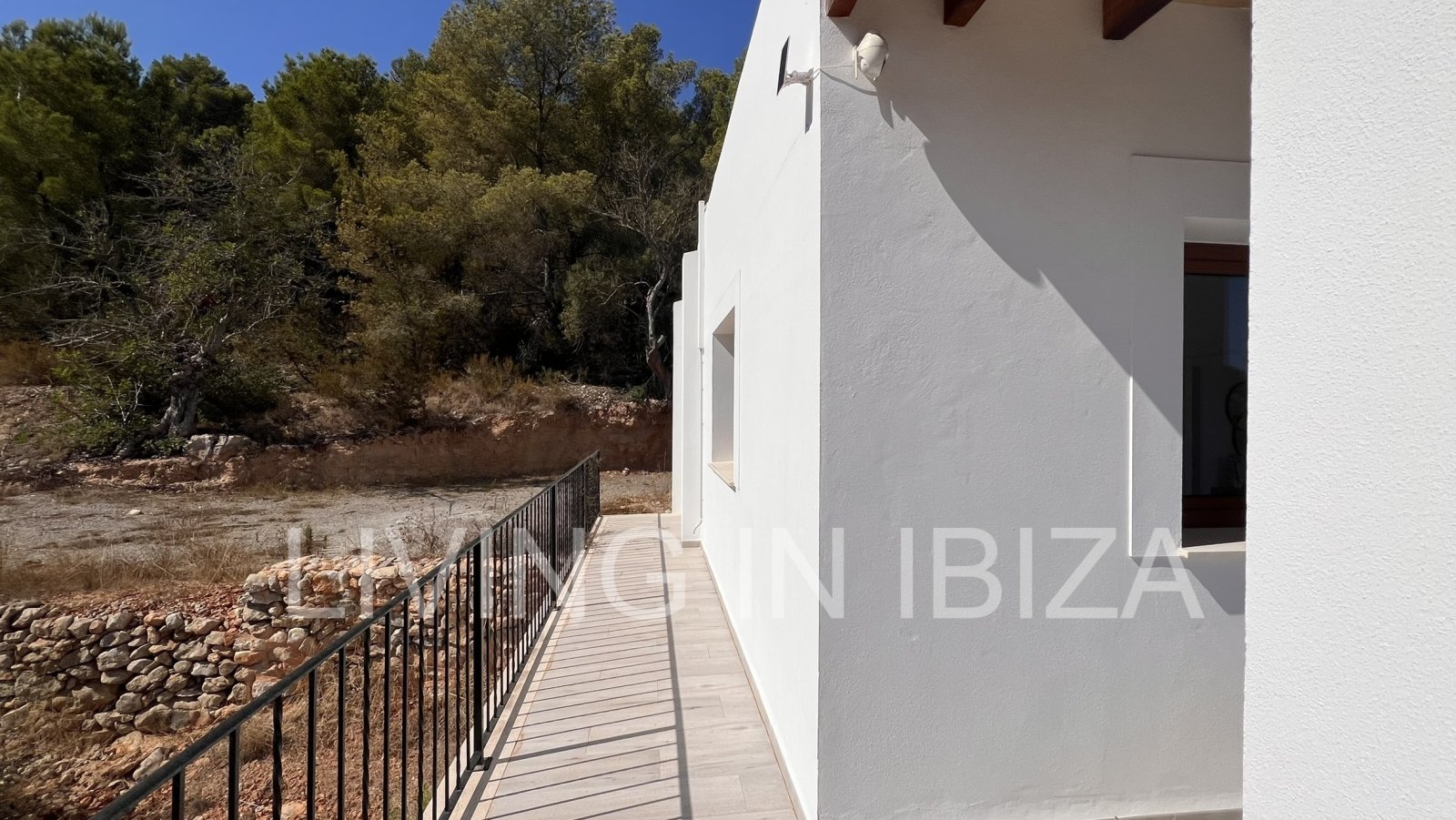 Se Alquila. Casa unifamiliar independiente en San Vicente, Ibiza. Aproximadamente 140 m2 sobre un terreno de unos 1.000 m2 Sin vecinos cercanos