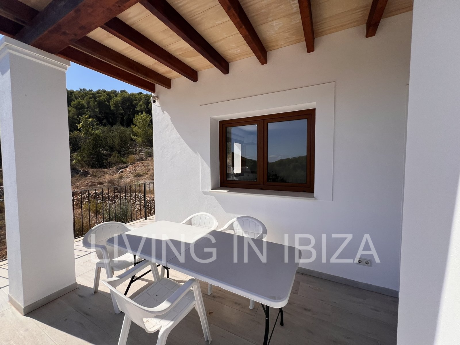 Se Alquila. Casa unifamiliar independiente en San Vicente, Ibiza. Aproximadamente 140 m2 sobre un terreno de unos 1.000 m2 Sin vecinos cercanos