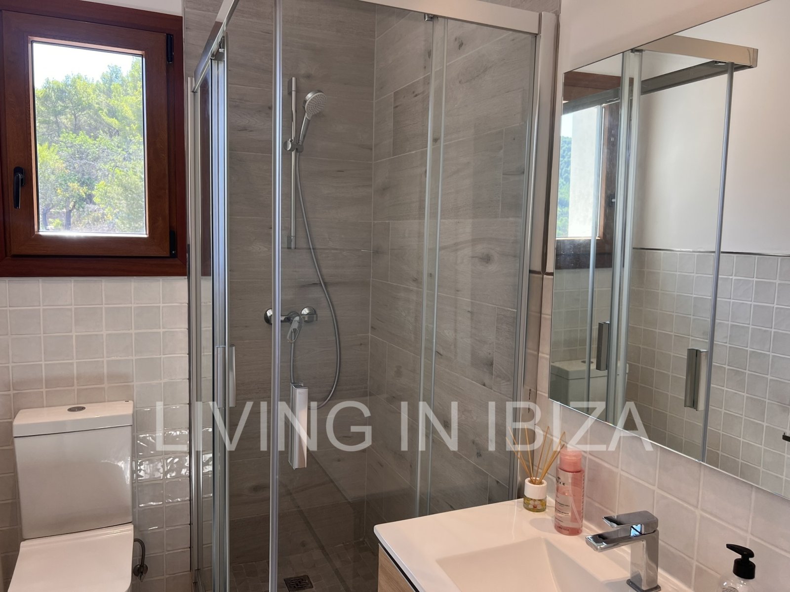 Se Alquila. Casa unifamiliar independiente en San Vicente, Ibiza. Aproximadamente 140 m2 sobre un terreno de unos 1.000 m2 Sin vecinos cercanos