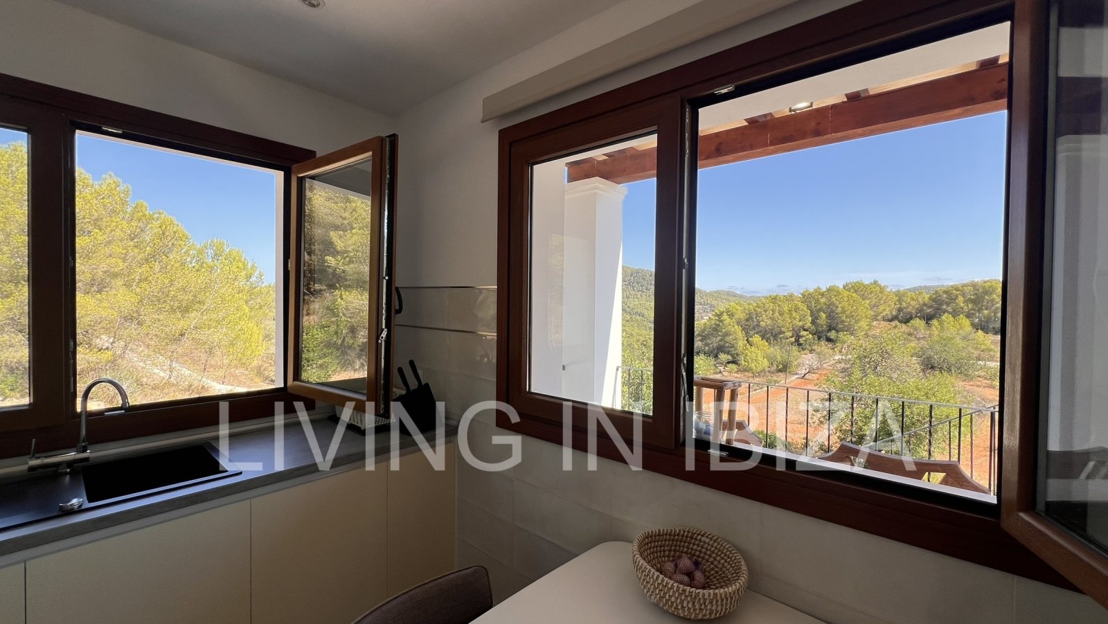 Se Alquila. Casa unifamiliar independiente en San Vicente, Ibiza. Aproximadamente 140 m2 sobre un terreno de unos 1.000 m2 Sin vecinos cercanos