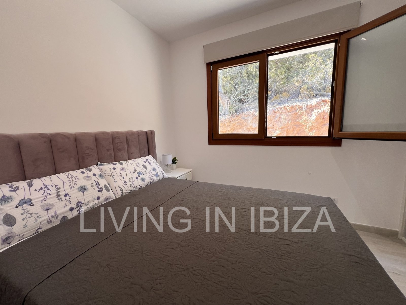 Se Alquila. Casa unifamiliar independiente en San Vicente, Ibiza. Aproximadamente 140 m2 sobre un terreno de unos 1.000 m2 Sin vecinos cercanos