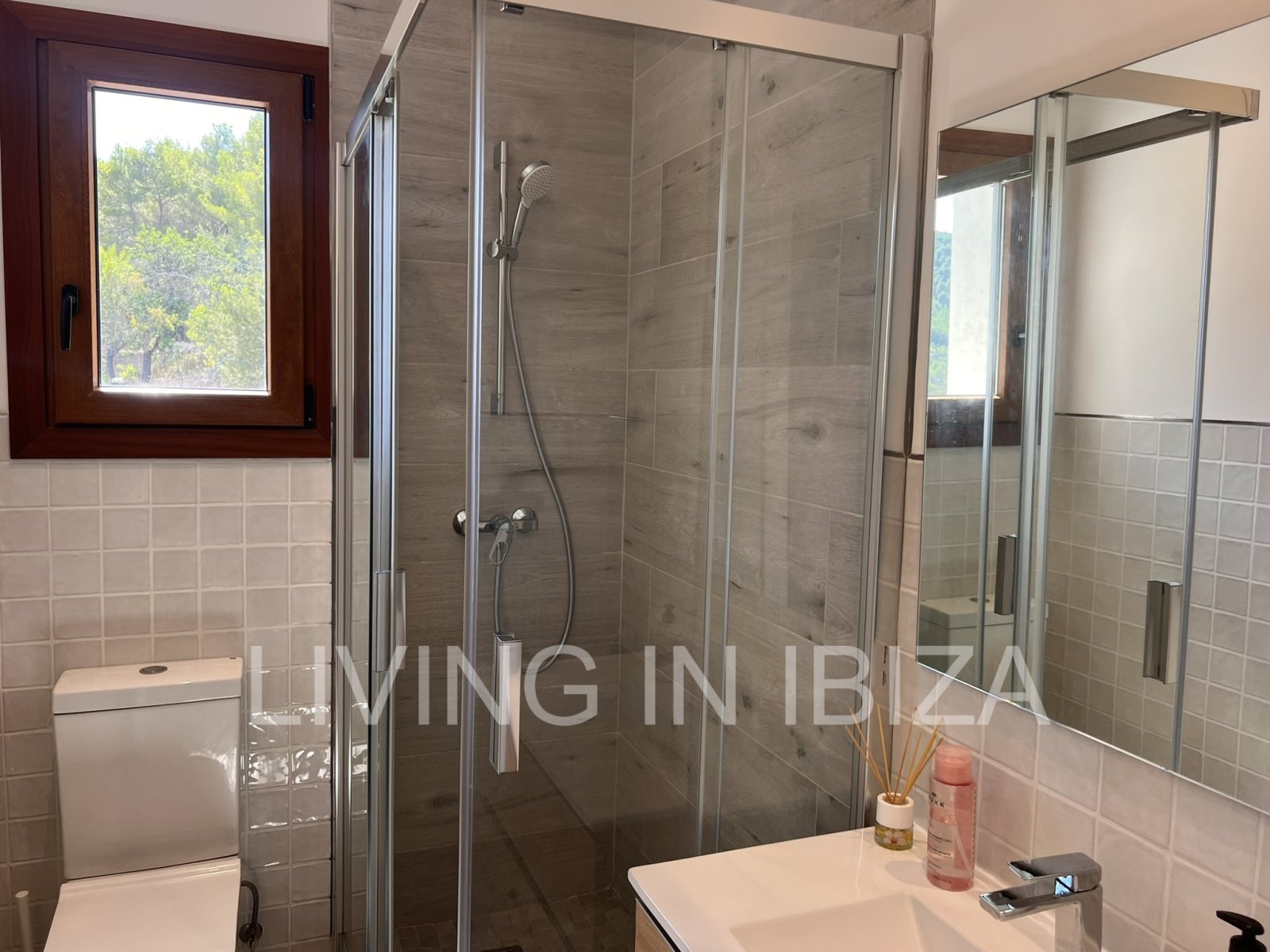 Se Alquila. Casa unifamiliar independiente en San Vicente, Ibiza. Aproximadamente 140 m2 sobre un terreno de unos 1.000 m2 Sin vecinos cercanos