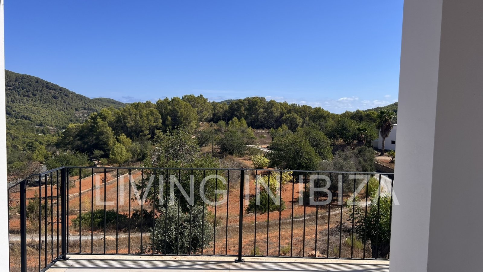 Se Alquila. Casa unifamiliar independiente en San Vicente, Ibiza. Aproximadamente 140 m2 sobre un terreno de unos 1.000 m2 Sin vecinos cercanos