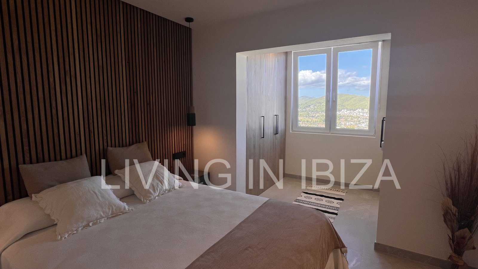 Venta de ático en la isla de Ibiza. Elegancia y vistas espectaculares al mar Mediterráneo. En la tranquila y codiciada zona de Siesta