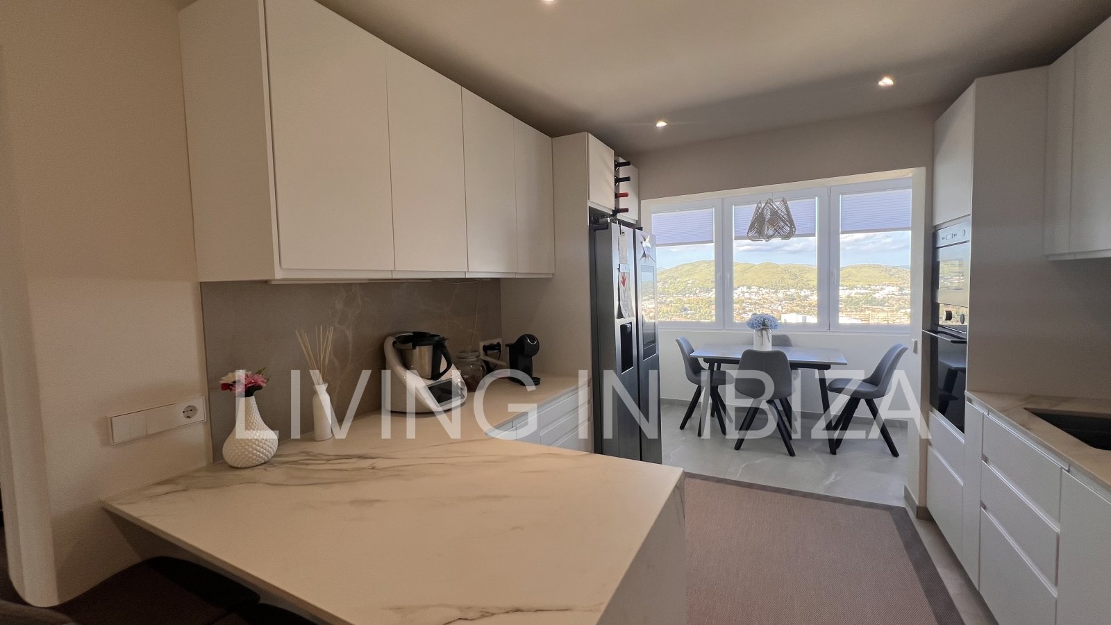 Venta de ático en la isla de Ibiza. Elegancia y vistas espectaculares al mar Mediterráneo. En la tranquila y codiciada zona de Siesta