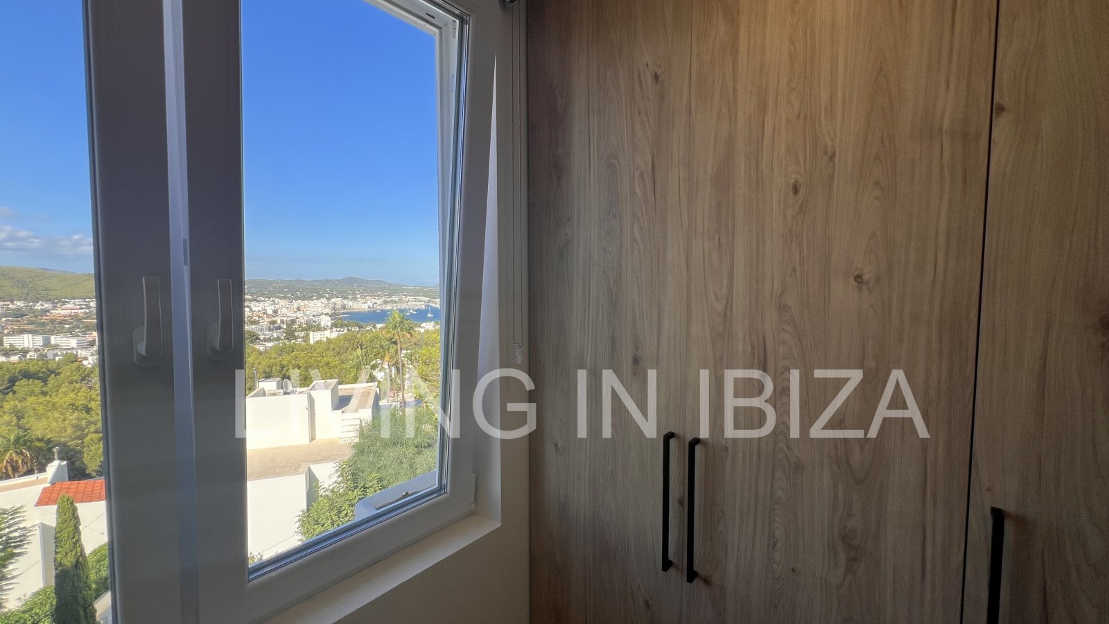Venta de ático en la isla de Ibiza. Elegancia y vistas espectaculares al mar Mediterráneo. En la tranquila y codiciada zona de Siesta