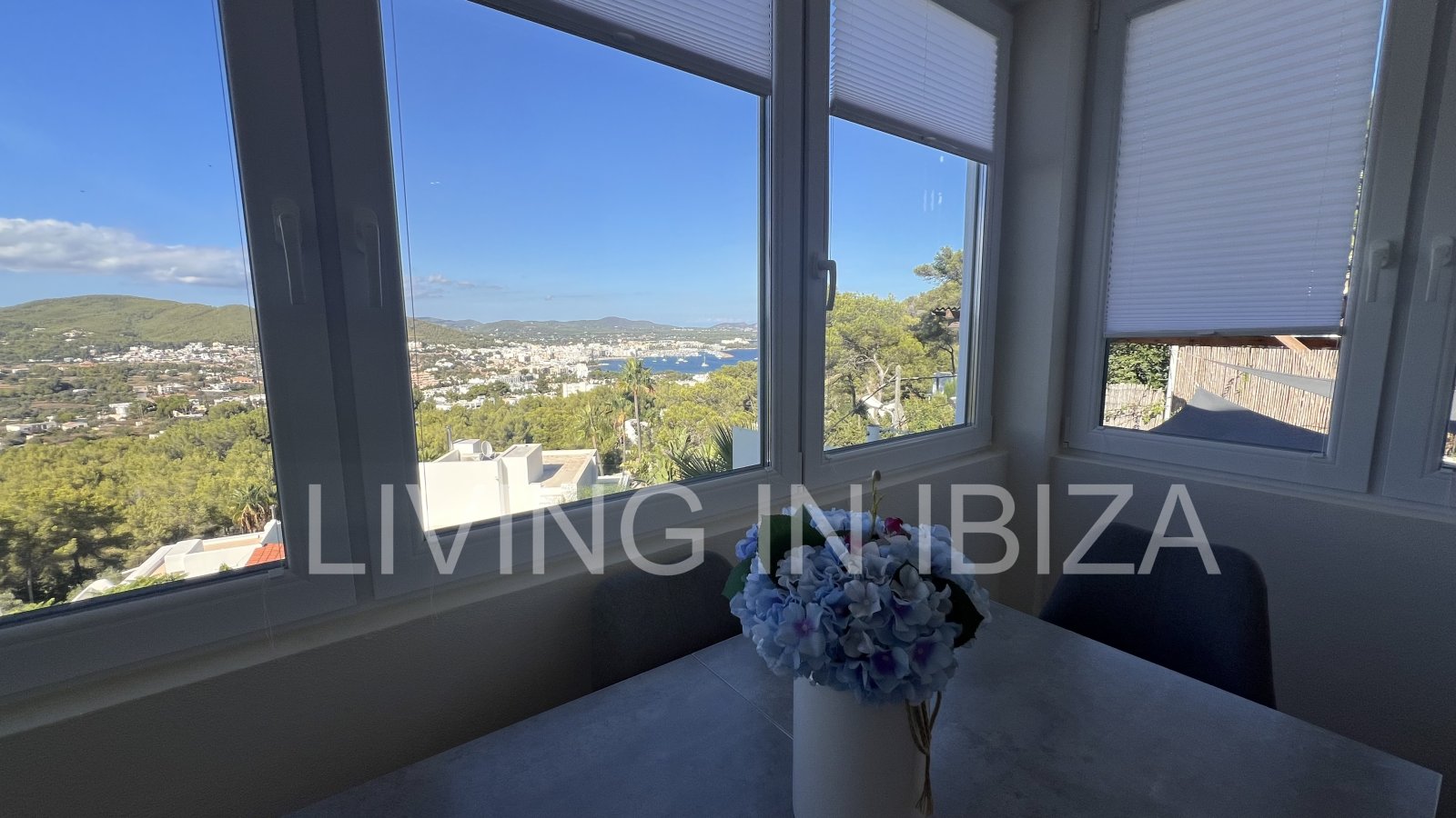 Venta de ático en la isla de Ibiza. Elegancia y vistas espectaculares al mar Mediterráneo. En la tranquila y codiciada zona de Siesta