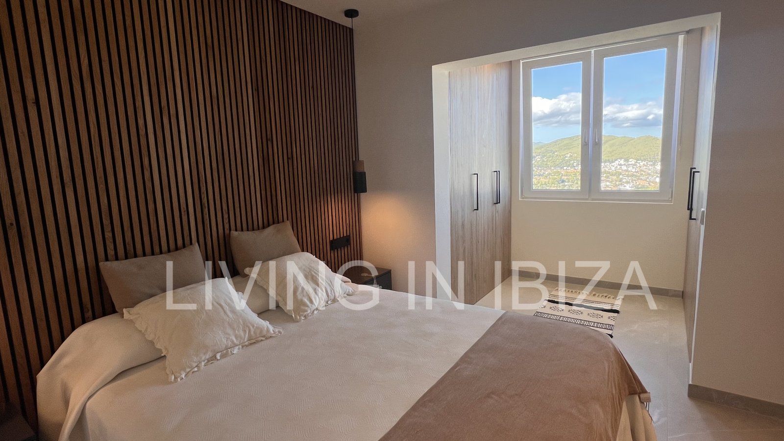 Venta de ático en la isla de Ibiza. Elegancia y vistas espectaculares al mar Mediterráneo. En la tranquila y codiciada zona de Siesta