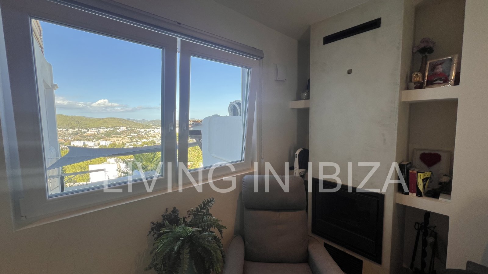 Venta de ático en la isla de Ibiza. Elegancia y vistas espectaculares al mar Mediterráneo. En la tranquila y codiciada zona de Siesta