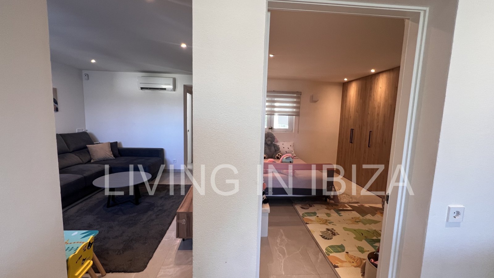 Venta de ático en la isla de Ibiza. Elegancia y vistas espectaculares al mar Mediterráneo. En la tranquila y codiciada zona de Siesta