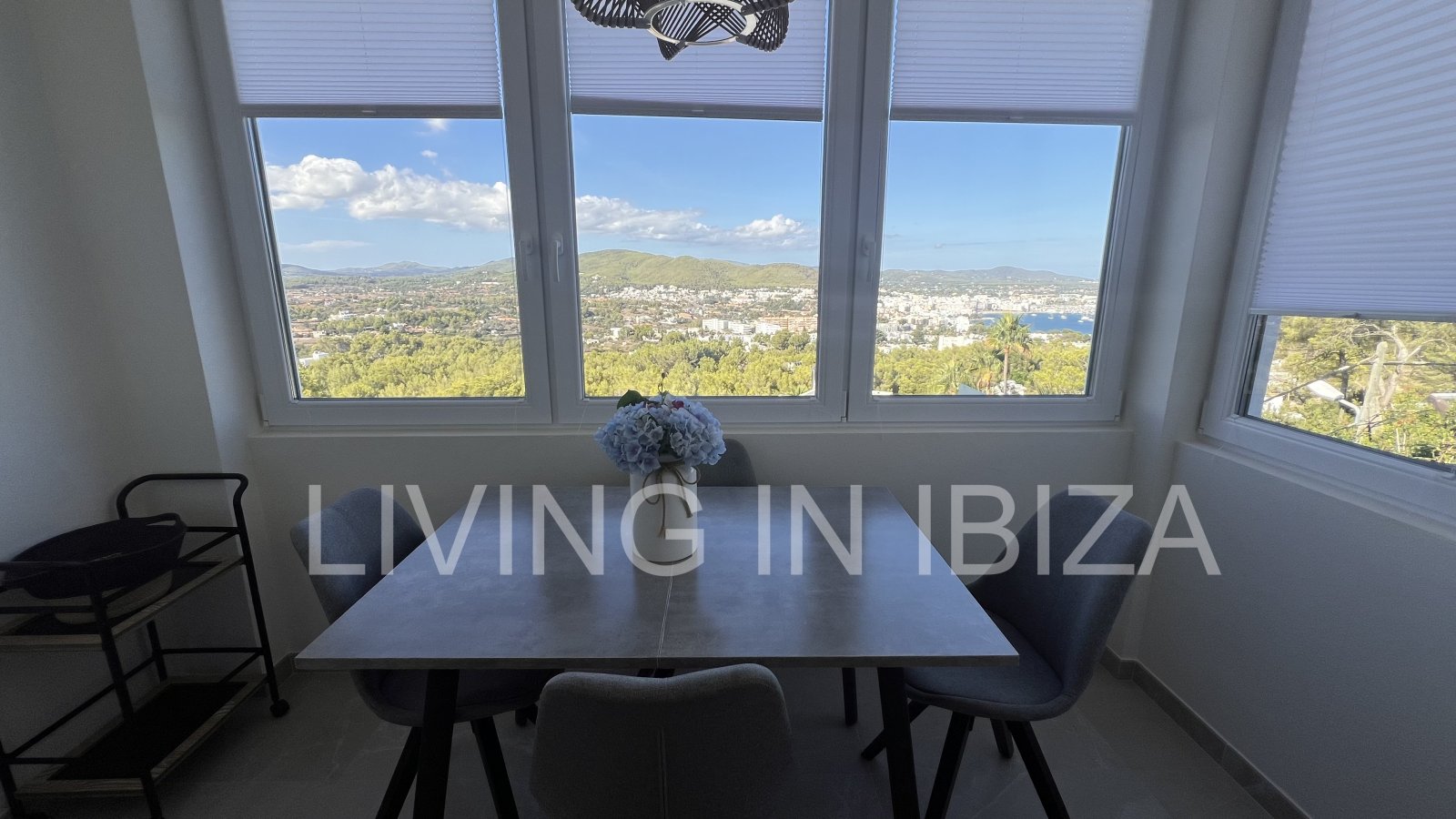 Venta de ático en la isla de Ibiza. Elegancia y vistas espectaculares al mar Mediterráneo. En la tranquila y codiciada zona de Siesta