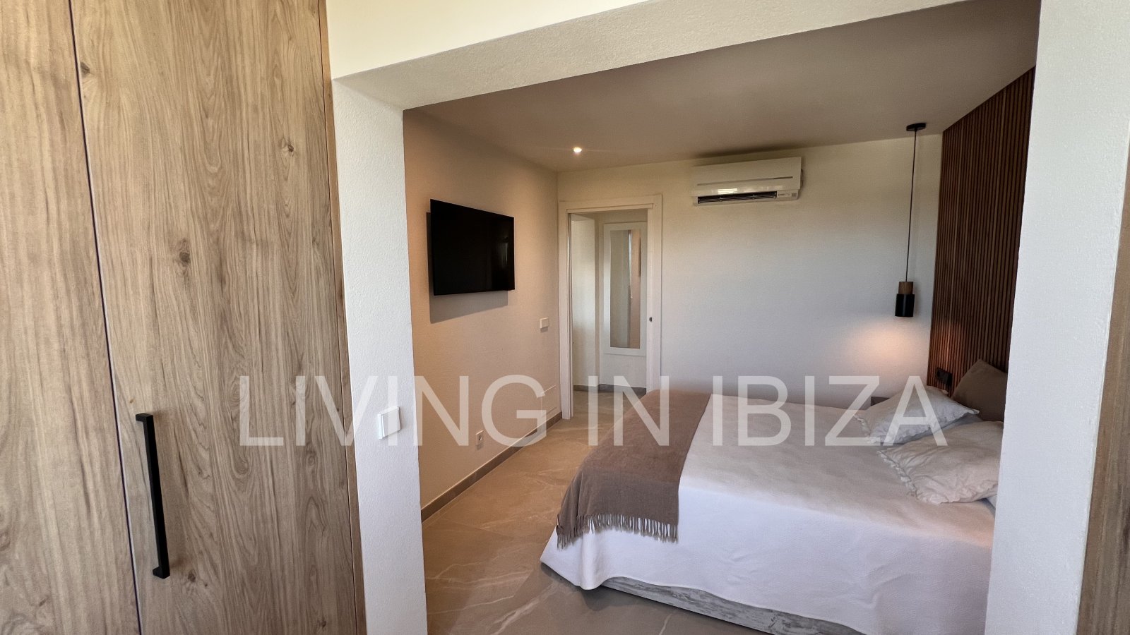 Venta de ático en la isla de Ibiza. Elegancia y vistas espectaculares al mar Mediterráneo. En la tranquila y codiciada zona de Siesta