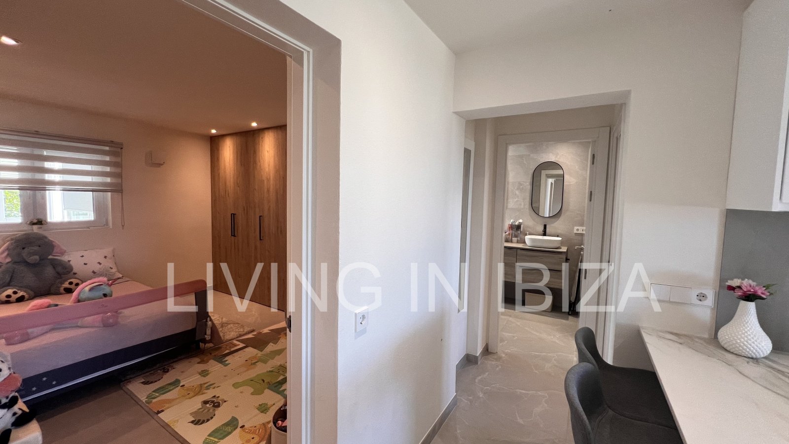 Venta de ático en la isla de Ibiza. Elegancia y vistas espectaculares al mar Mediterráneo. En la tranquila y codiciada zona de Siesta