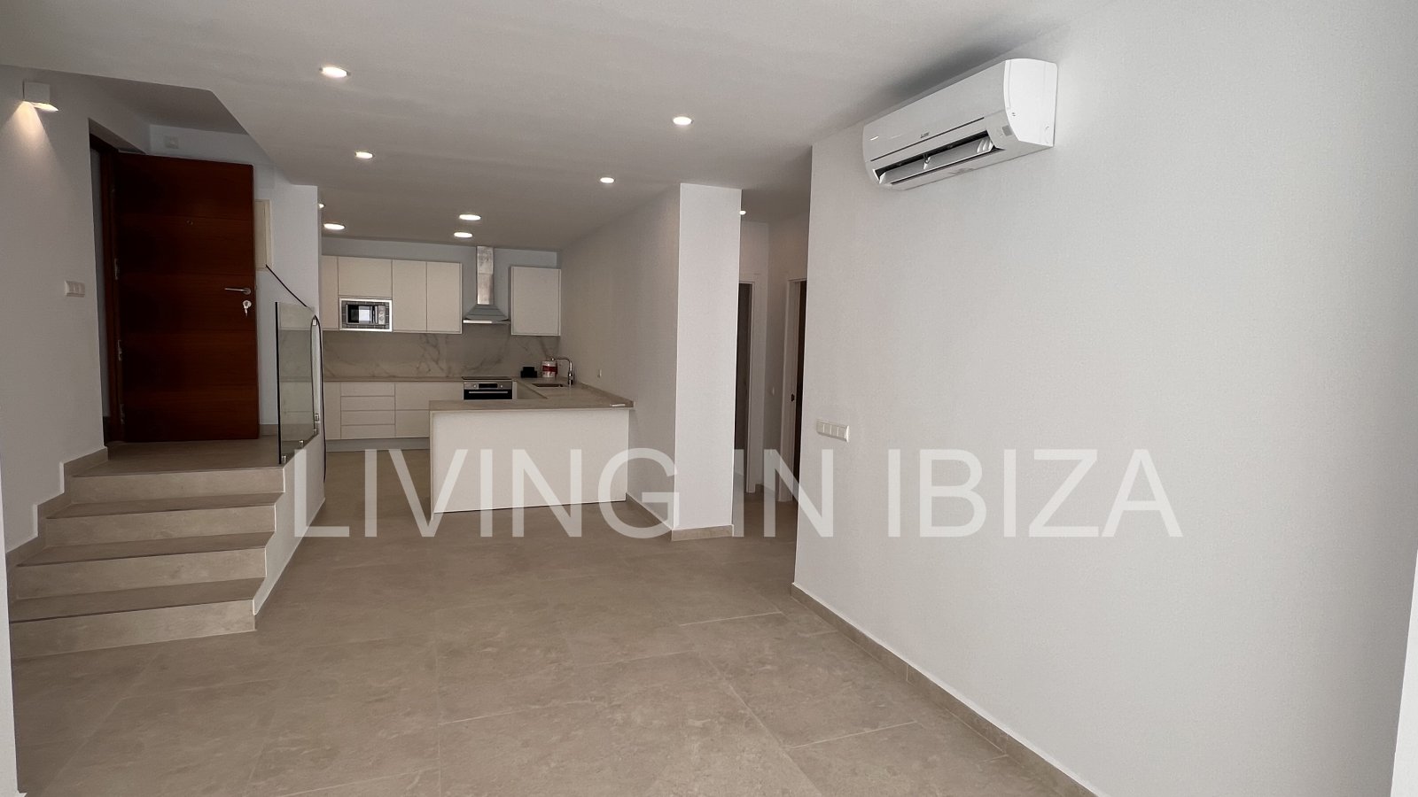 Santa Eulalia del Rio: Alquiler anual. A partir del 1 de noviembre. Se trata de un atractivo piso moderno y completamente renovado, sin amueblar, en Santa Eulalia, Ibiza. 