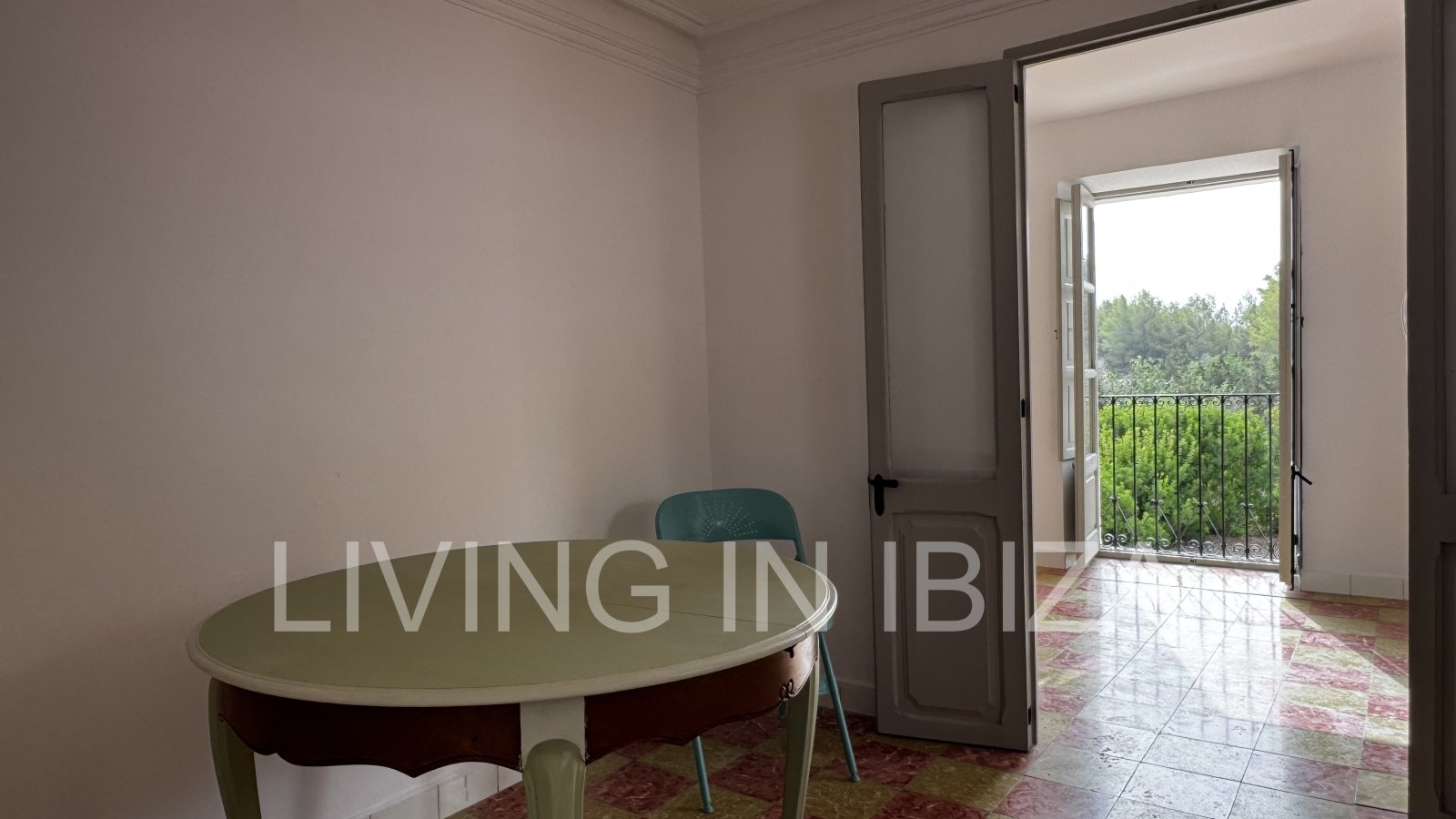 ALQUILER ANUAL. Se alquila anualmente. Casa de un primer piso ubicada en el campo, con acceso por escalera exterior, en la zona de Cala Pada, en Sant