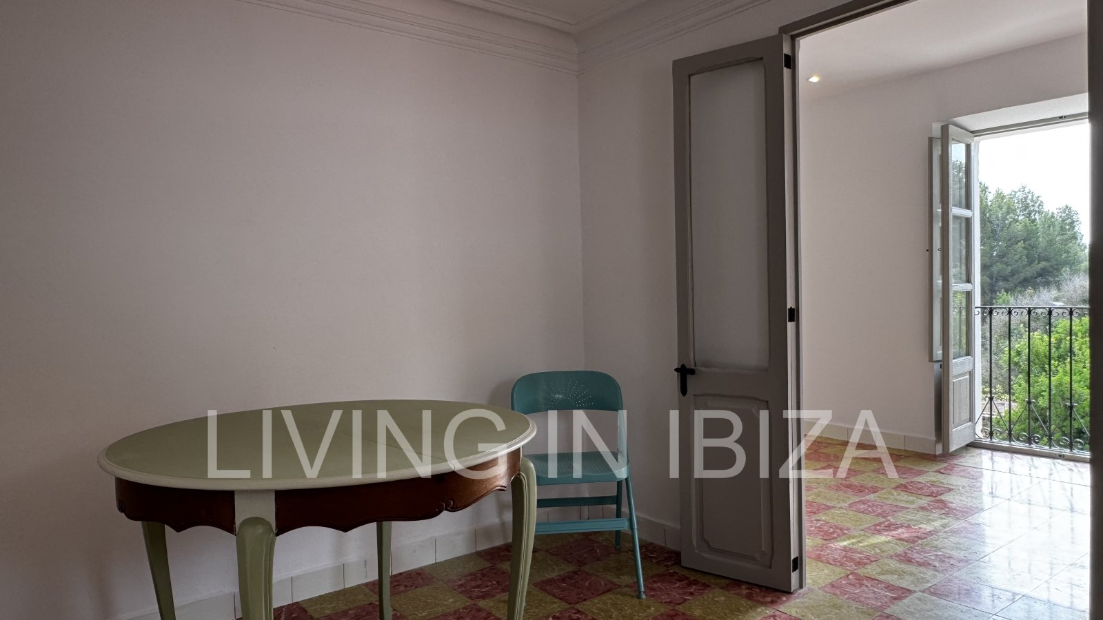 ALQUILER ANUAL. Se alquila anualmente. Casa de un primer piso ubicada en el campo, con acceso por escalera exterior, en la zona de Cala Pada, en Sant