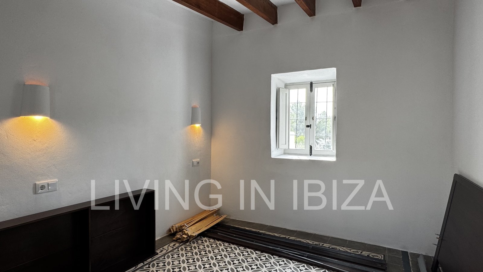 ALQUILER ANUAL. Se alquila anualmente. Casa de un primer piso ubicada en el campo, con acceso por escalera exterior, en la zona de Cala Pada, en Sant