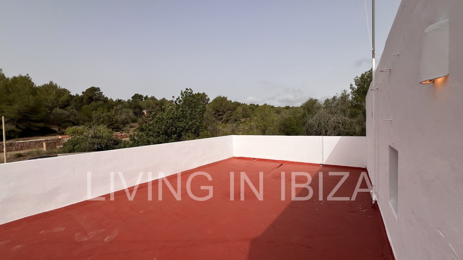 ALQUILER ANUAL. Se alquila anualmente. Casa de un primer piso ubicada en el campo, con acceso por escalera exterior, en la zona de Cala Pada, en Sant