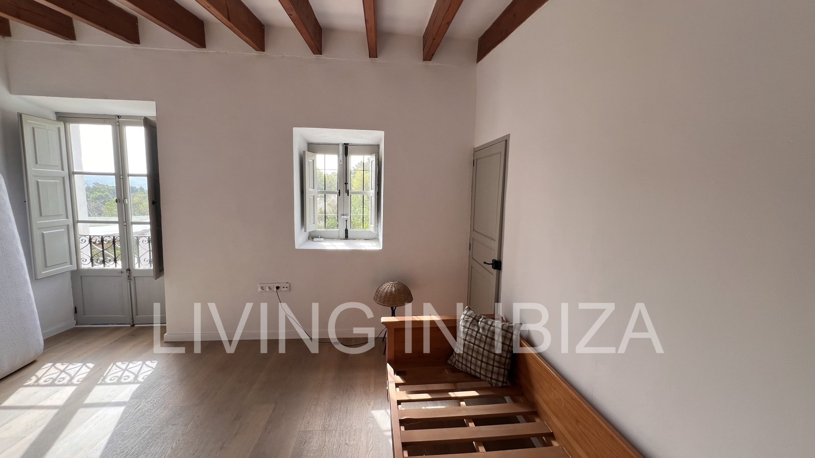 ALQUILER ANUAL. Se alquila anualmente. Casa de un primer piso ubicada en el campo, con acceso por escalera exterior, en la zona de Cala Pada, en Sant