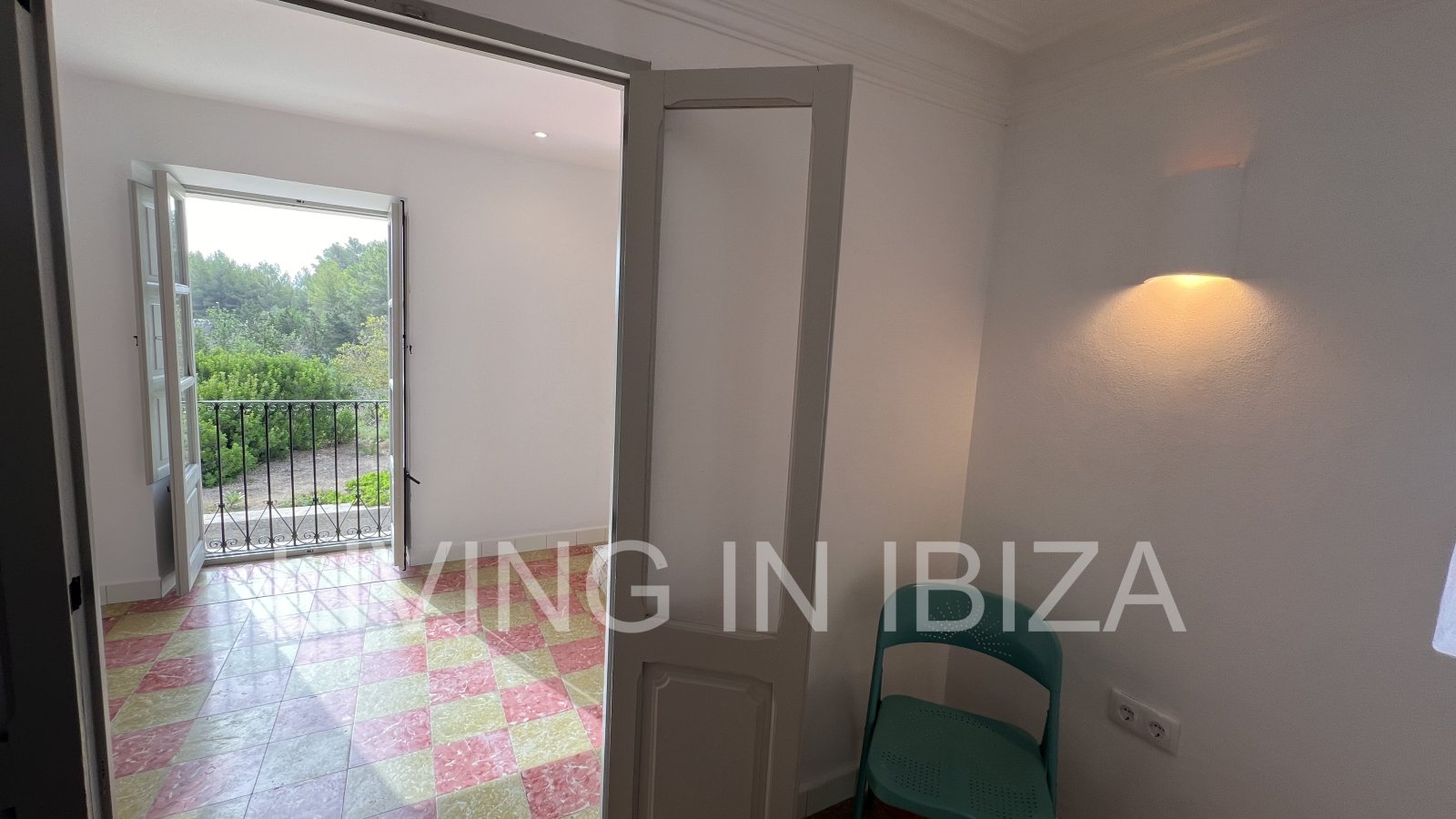 ALQUILER ANUAL. Se alquila anualmente. Casa de un primer piso ubicada en el campo, con acceso por escalera exterior, en la zona de Cala Pada, en Sant