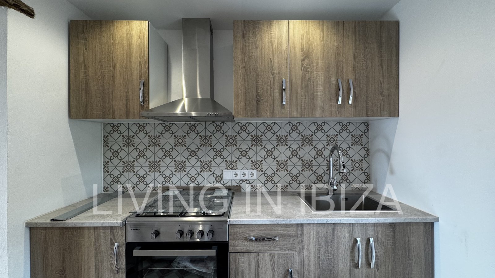 ALQUILER ANUAL. Se alquila anualmente. Casa de un primer piso ubicada en el campo, con acceso por escalera exterior, en la zona de Cala Pada, en Sant