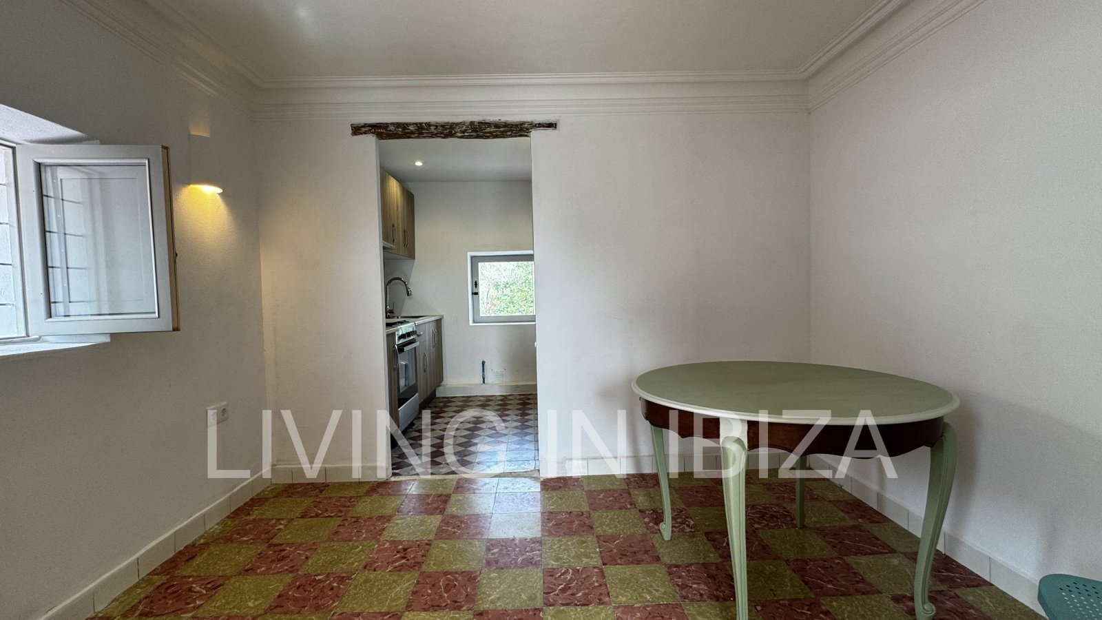 ALQUILER ANUAL. Se alquila anualmente. Casa de un primer piso ubicada en el campo, con acceso por escalera exterior, en la zona de Cala Pada, en Sant