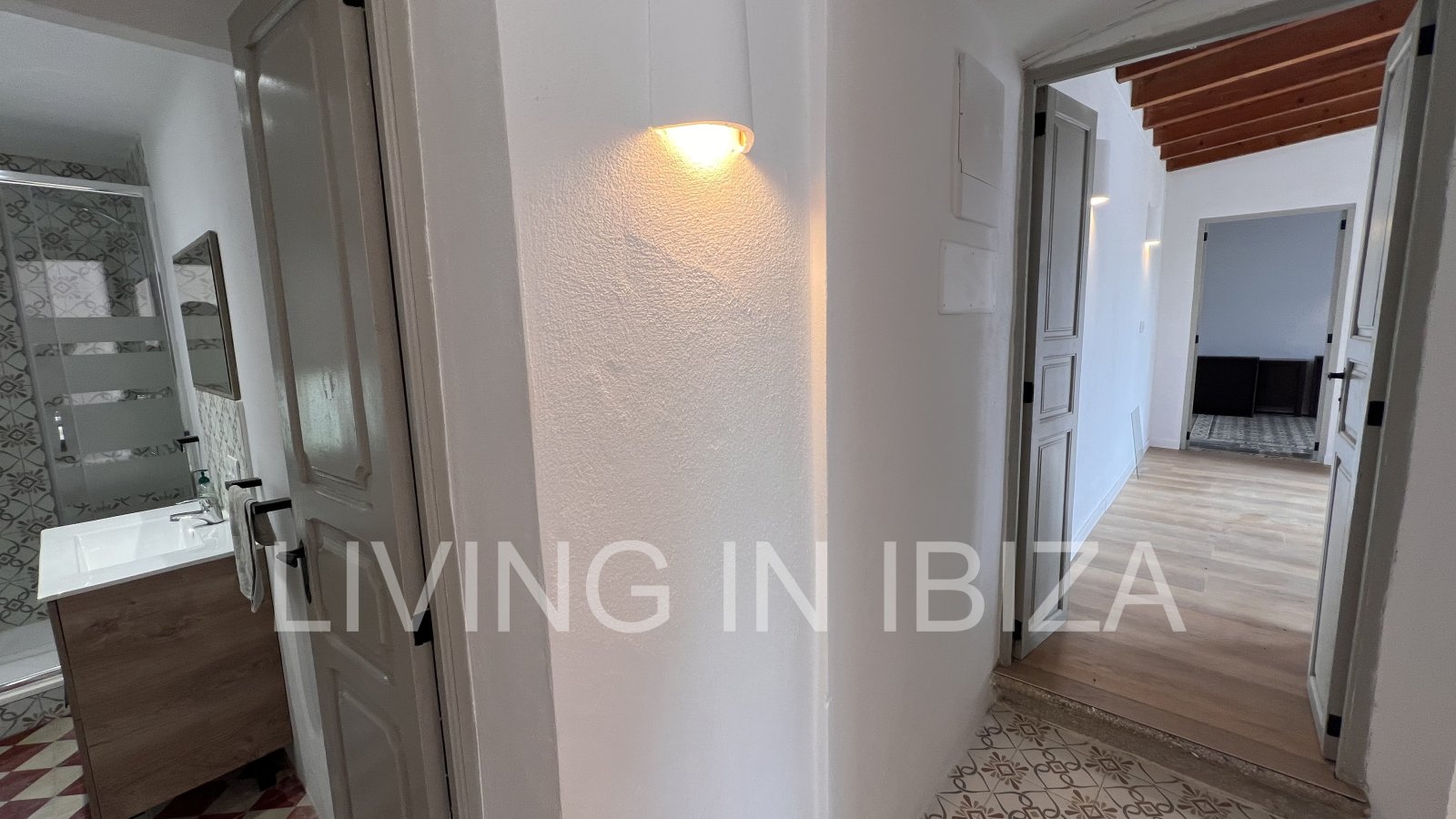 ALQUILER ANUAL. Se alquila anualmente. Casa de un primer piso ubicada en el campo, con acceso por escalera exterior, en la zona de Cala Pada, en Sant