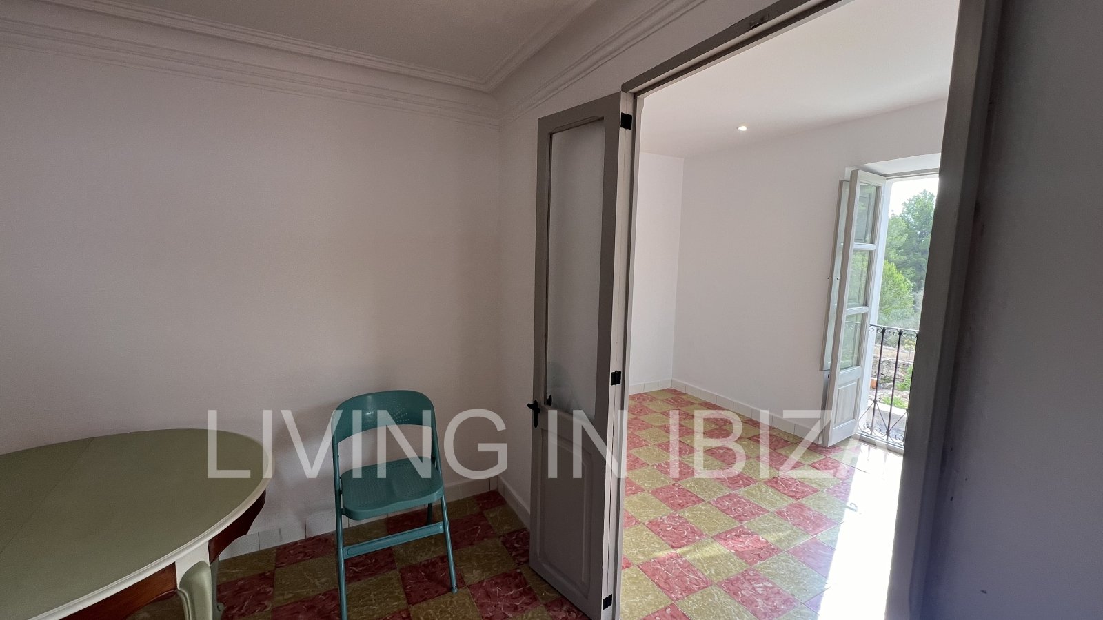 ALQUILER ANUAL. Se alquila anualmente. Casa de un primer piso ubicada en el campo, con acceso por escalera exterior, en la zona de Cala Pada, en Sant