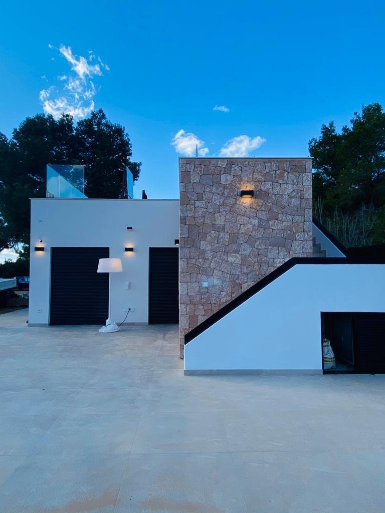 Se alquila máximo 10 meses. Villa de diseño en la zona de Sant Jordi, Ibiza · Estilo moderno · Impresionantes vistas al entorno verde y piscina
