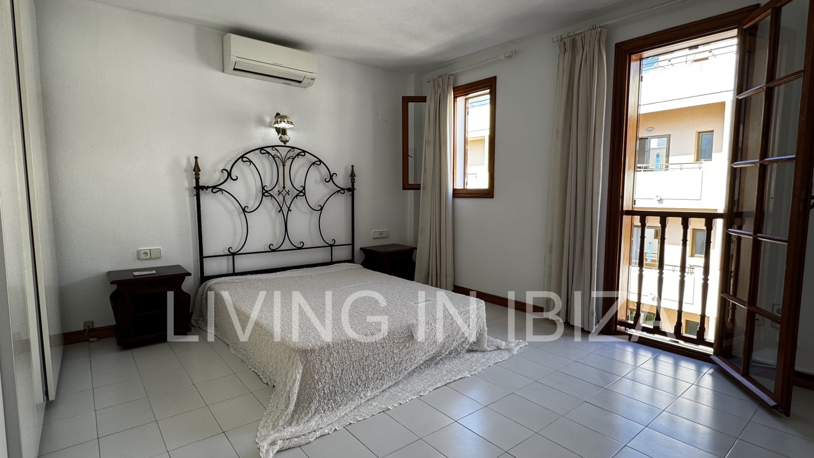 Apartamento en alquiler a largo plazo. Disponible. En Santa Eulalia del Río, Ibiza. Con vistas al mar y garaje subterráneo.